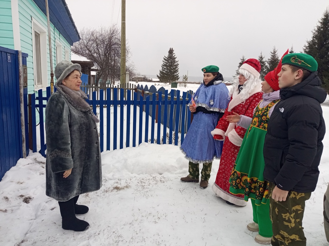 Поздравили ветеранов педагогического труда с Новым годом..