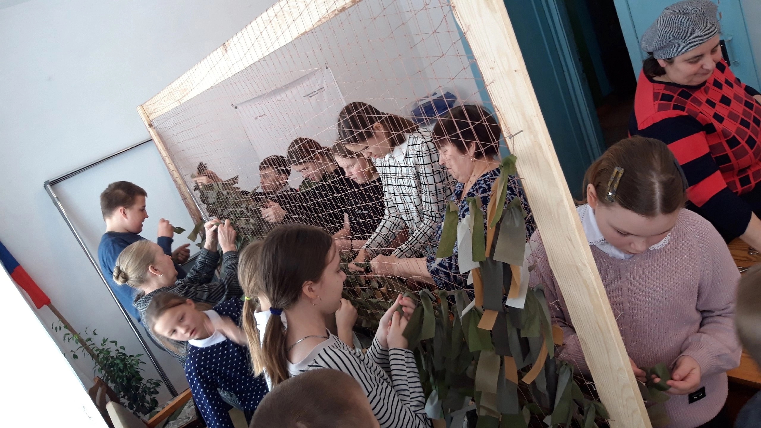 Плетение маскировочных сетей.
